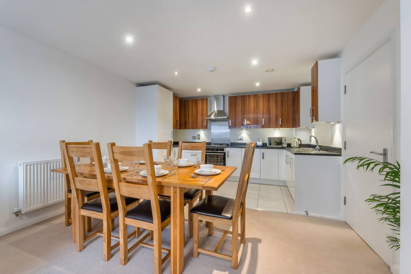 Luxury 2 Bed w/Balcony View, 4 Min Walk to Station in 10 Bard Road Flat 11 - Property image 2 - VivreStays