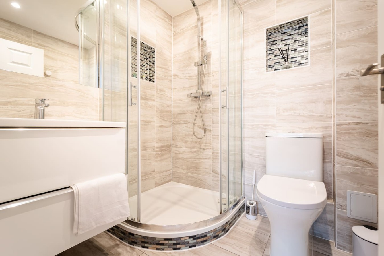 Cosy 2 Bed 2 Bath Elephant Castle With Parking in Riddell Court, 20 Albany Road Flat 9 Riddell Court - Property image 4 - VivreStays