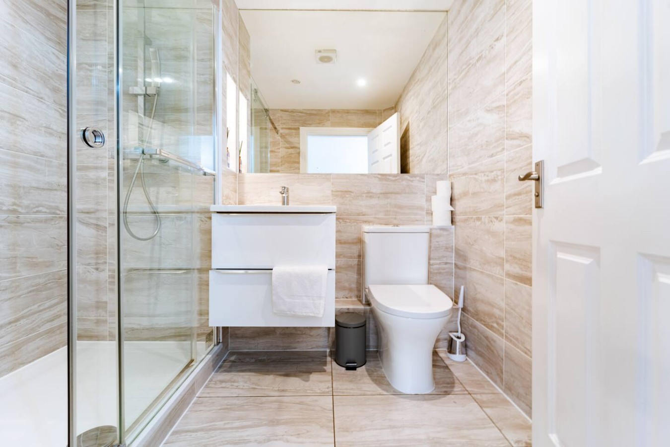 Cosy 2 Bed 2 Bath Elephant Castle With Parking in Riddell Court, 20 Albany Road Flat 9 Riddell Court - Property image 16 - VivreStays
