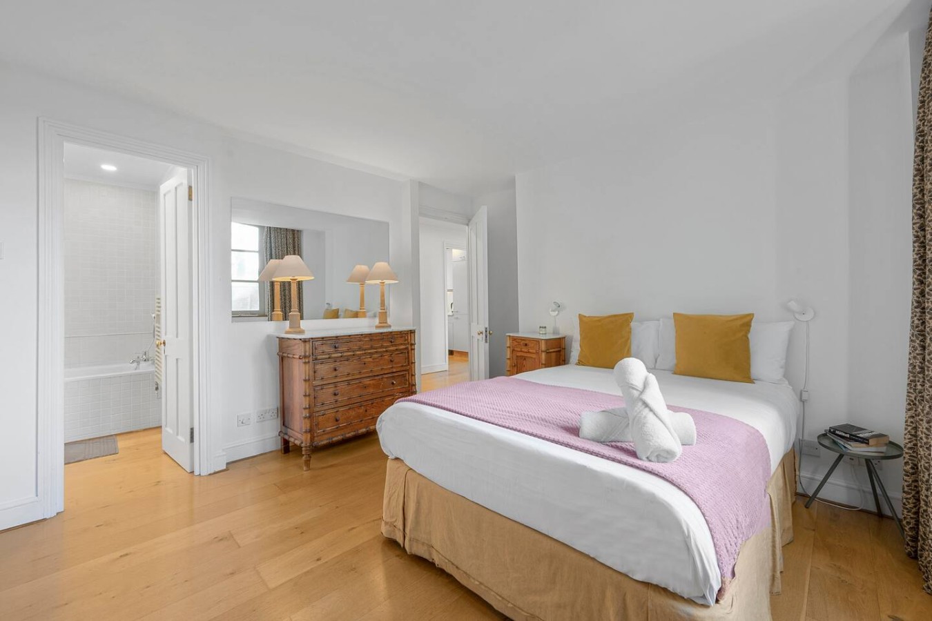 Cosy 3 Bed 3 Bath Covent Garden China Town Soho in Floral Street 28 - Property image 2 - VivreStays