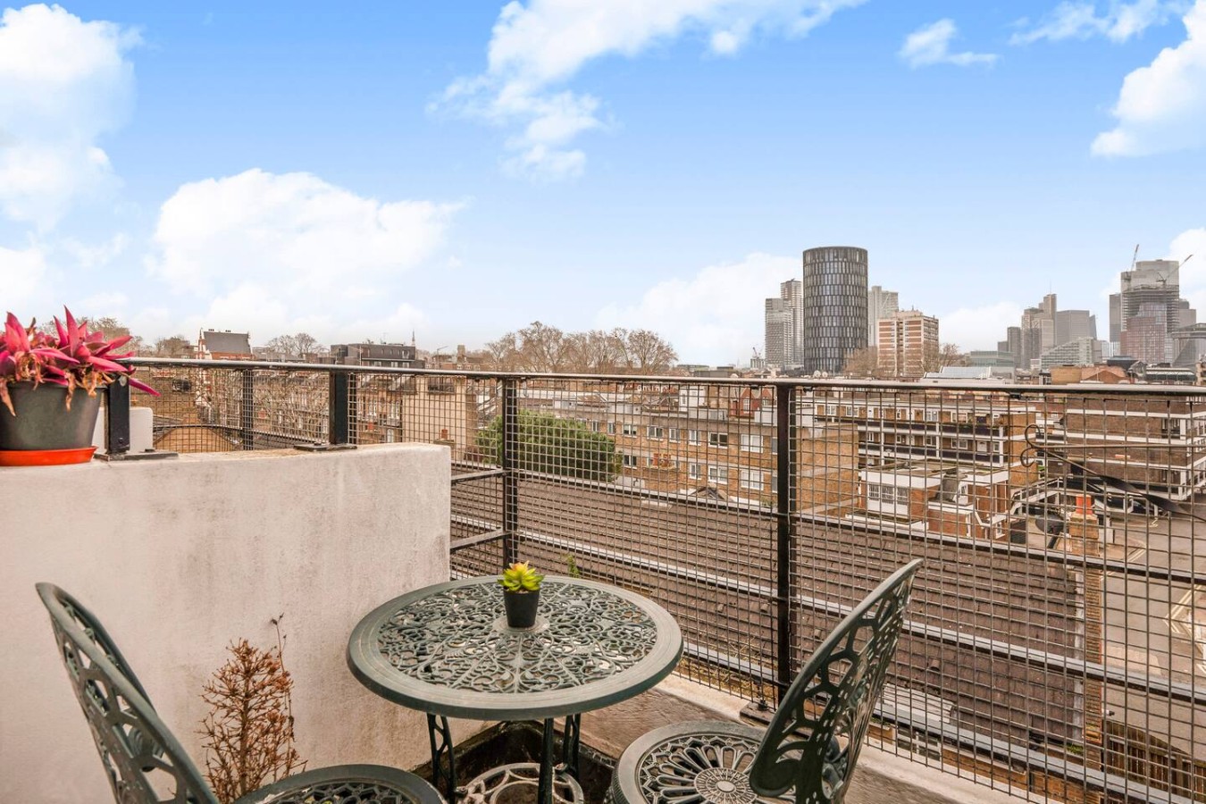 Spacious 2 Bedroom w/Balcony Hoxton, Old St, City in Bevenden Street - Property image 4 - VivreStays