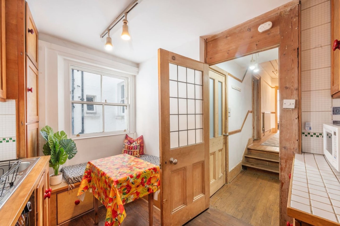 Rustic One Bedroom Apartment Baker Street in Oxford & Cambridge Mansions, Old Marylebone Road - Property image 3 - VivreStays