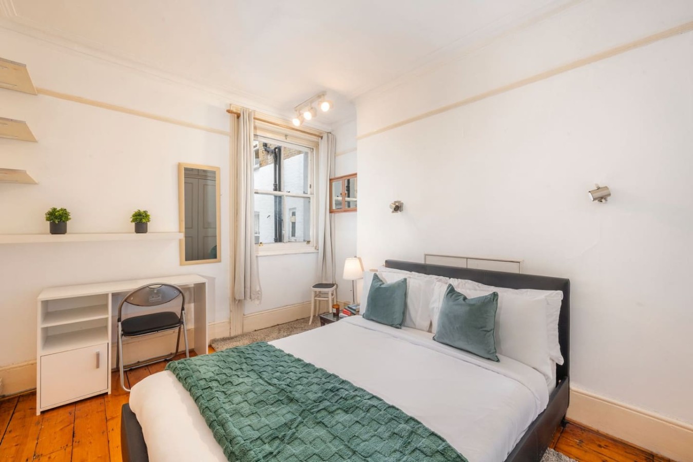 Rustic One Bedroom Apartment Baker Street in Oxford & Cambridge Mansions, Old Marylebone Road - Property image 2 - VivreStays
