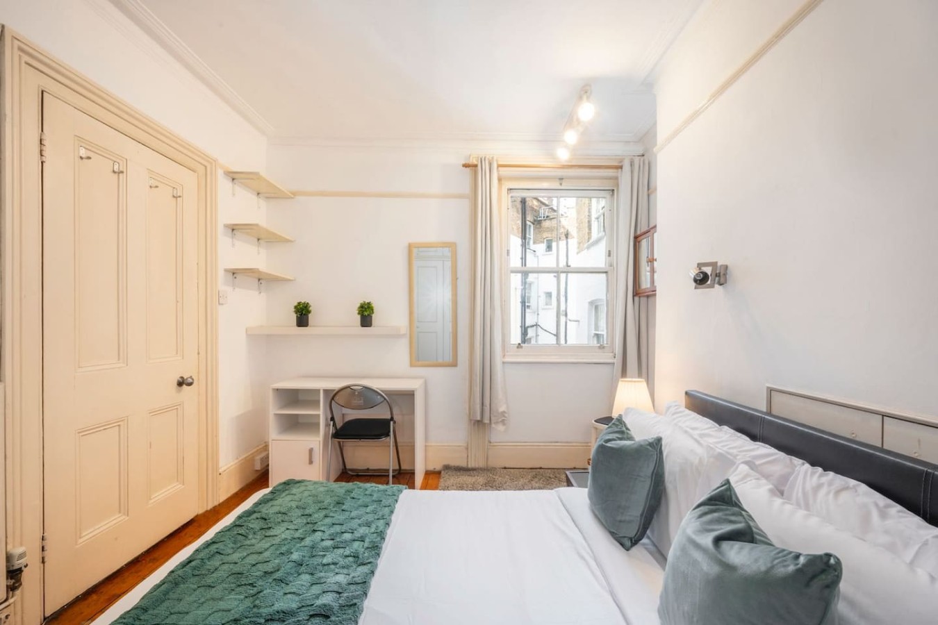 Rustic One Bedroom Apartment Baker Street in Oxford & Cambridge Mansions, Old Marylebone Road - Property image 7 - VivreStays
