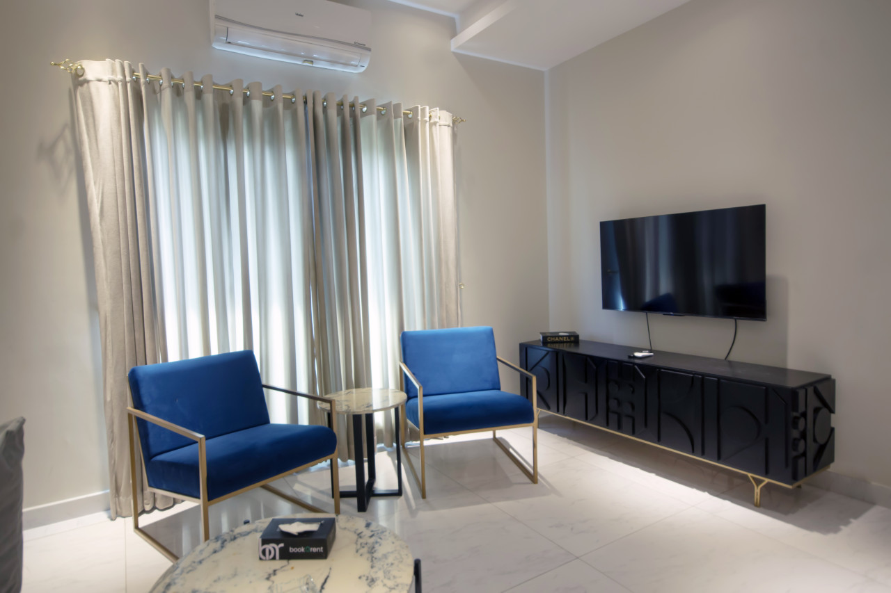 Luxury 1BR Gateway with Private Balcony | The Opus