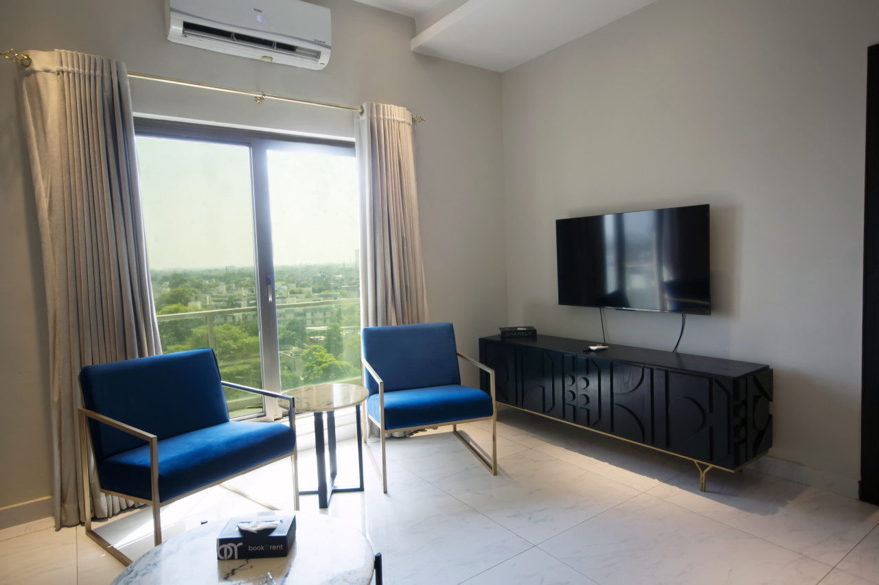 Luxury 1BR Gateway with Private Balcony | The Opus