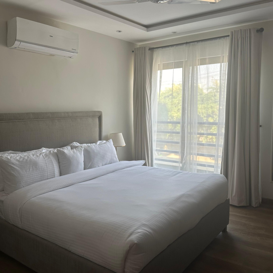 Studio Apt | King Bed | The Opus Gulberg 3