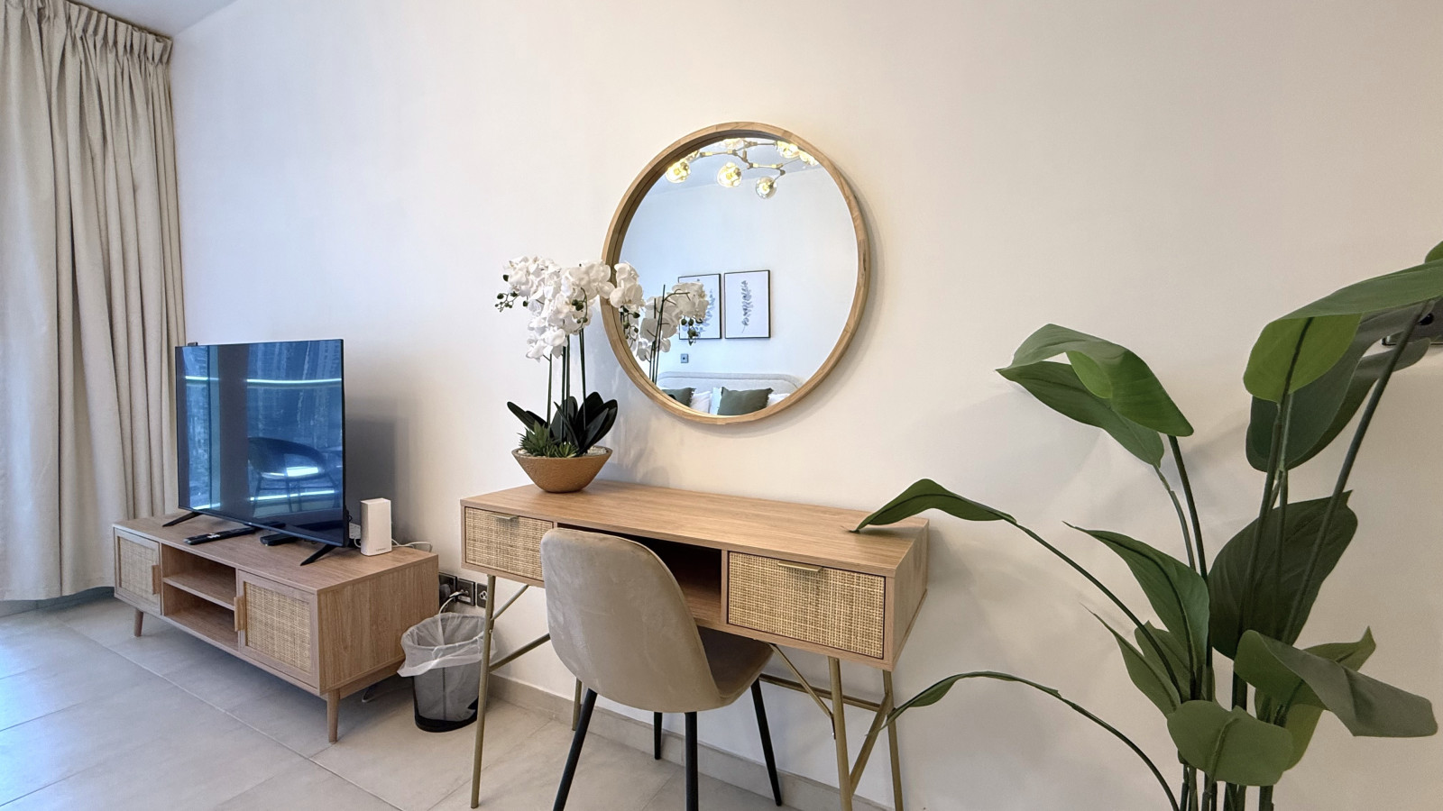 Modern Studio with Lake Views in Dubai Arch Tower, JLT