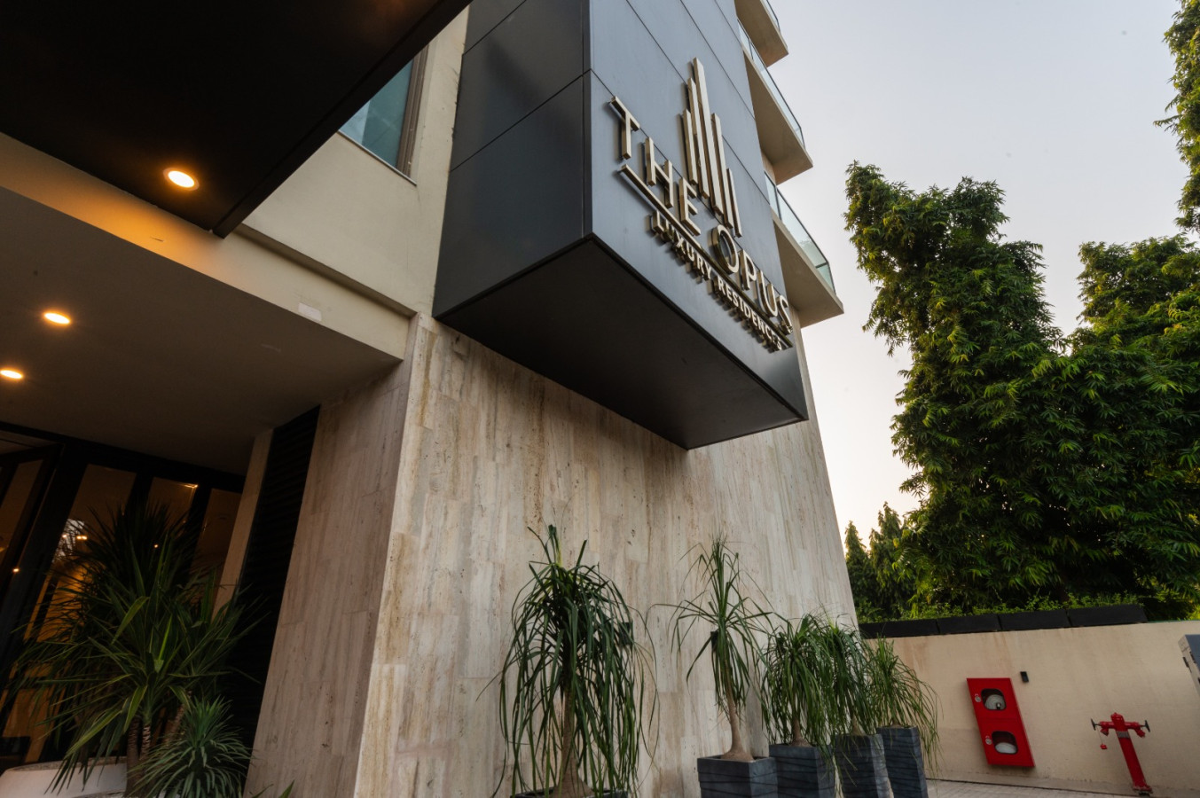 Urban 2 BR Apartment in Gulberg