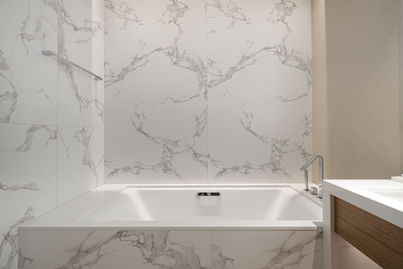 Opera Pearl | Modern Comfort | City Skyline