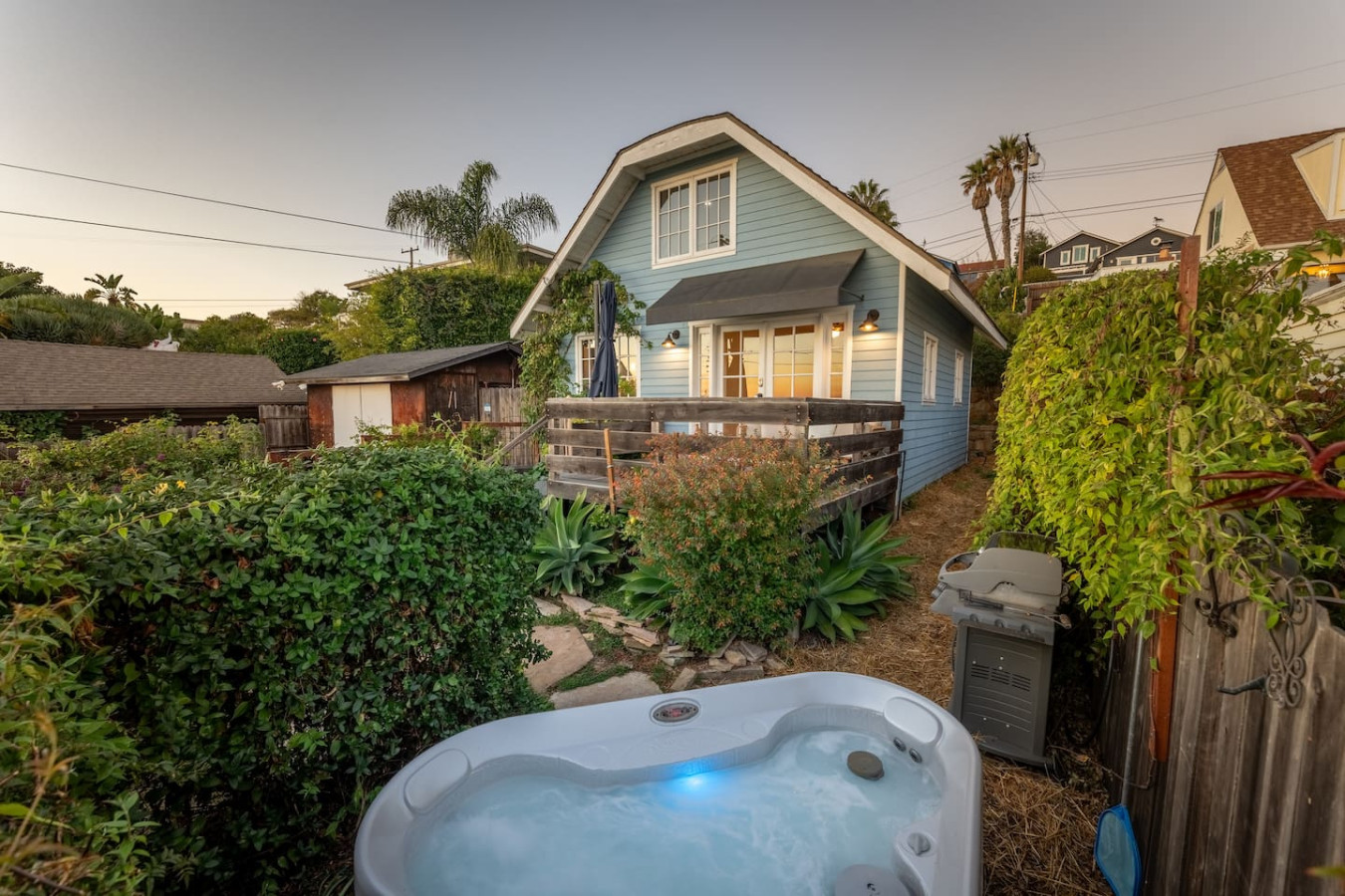 Poppy's Cottage - Oceanview, Jacuzzi, Dog Friendly