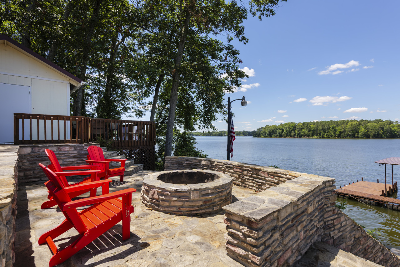 Lake Murray Lookout - Amazing firepit, SUPs, Kayaks, Dock on a Point