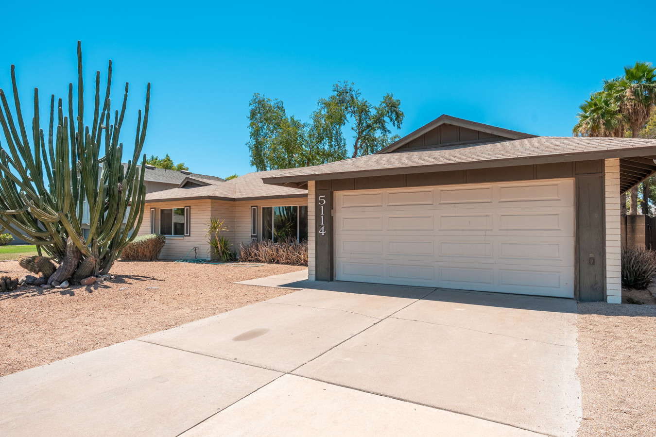 5114 S Dorsey Ln - 02.jpg