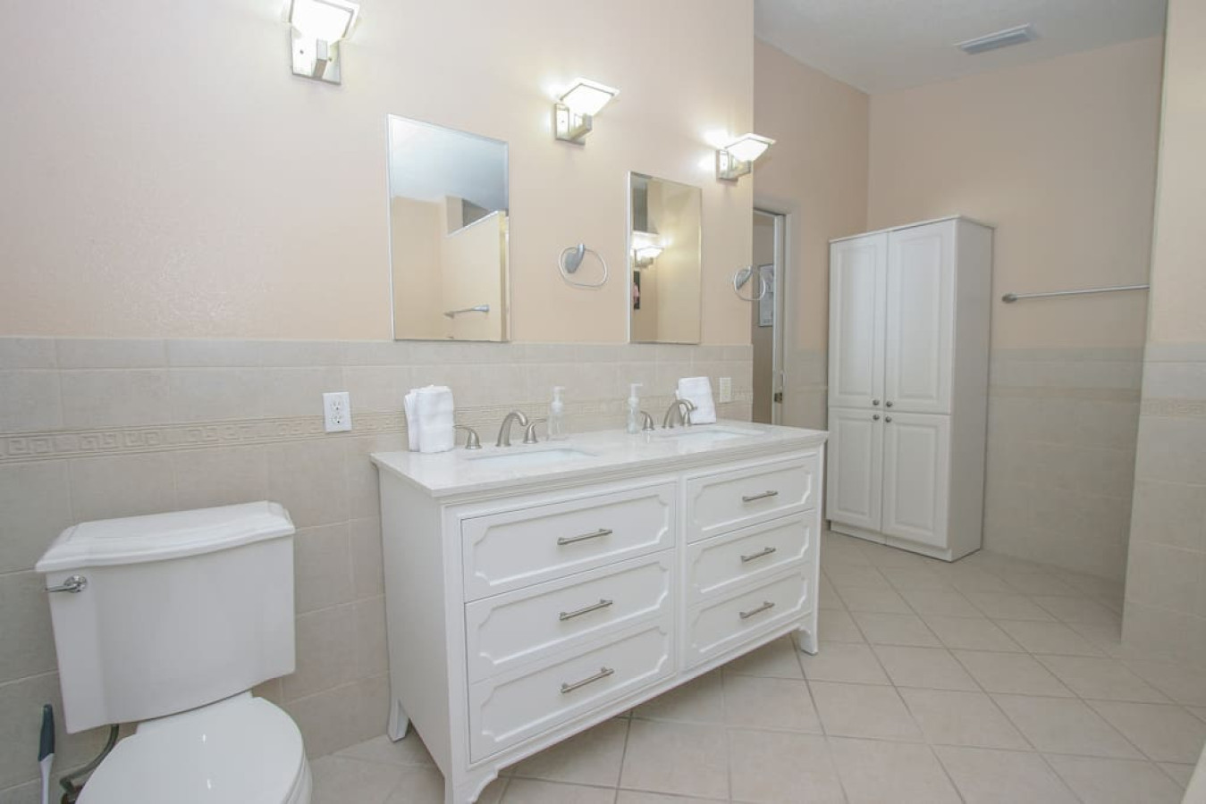 Mastroom room bathroom with double Vanity