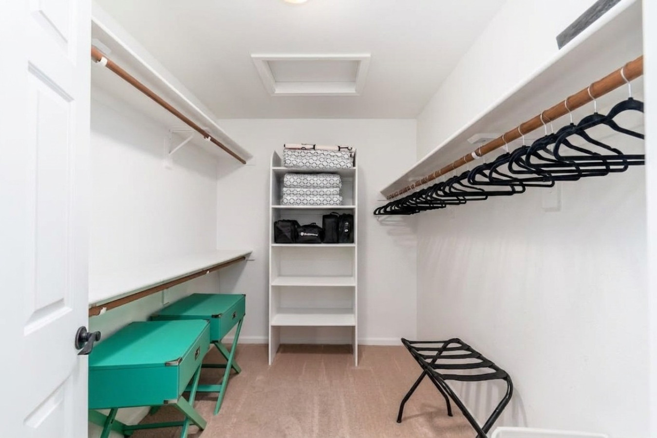 09-Walk-in-closet.jpg