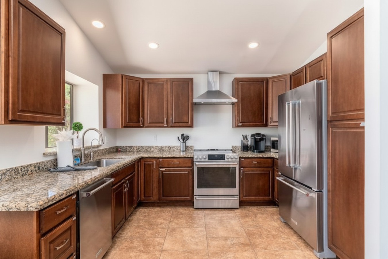25-Kitchen-straight-on.jpg