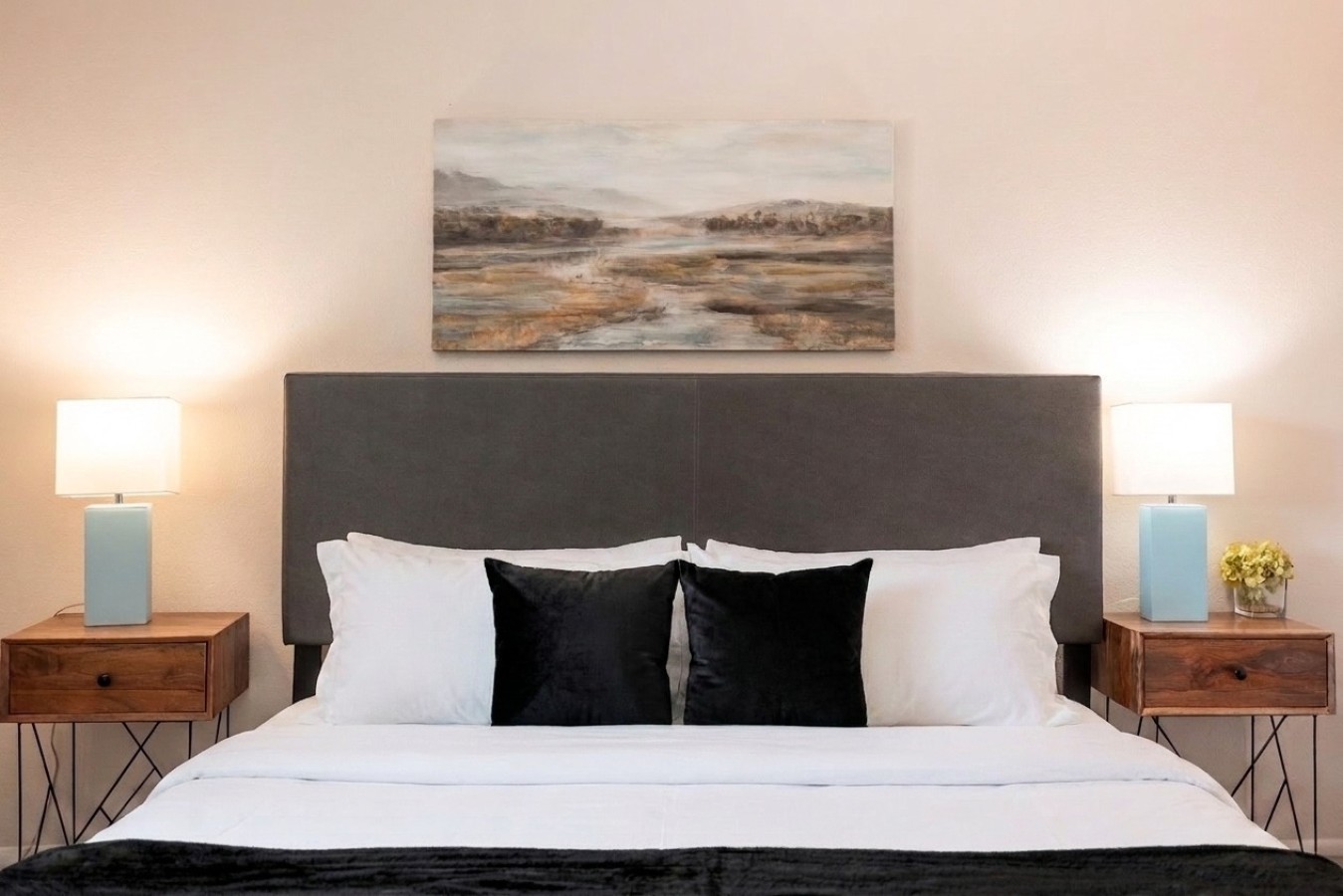 19-King-bedroom-close-up.jpg