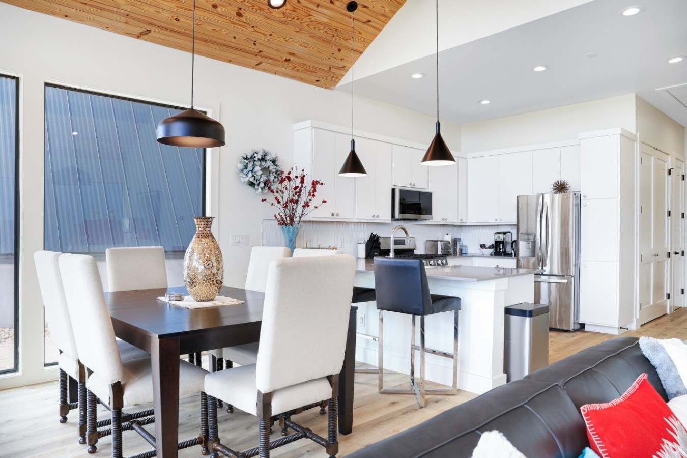 10-Dining-table-and-kitchen.jpg