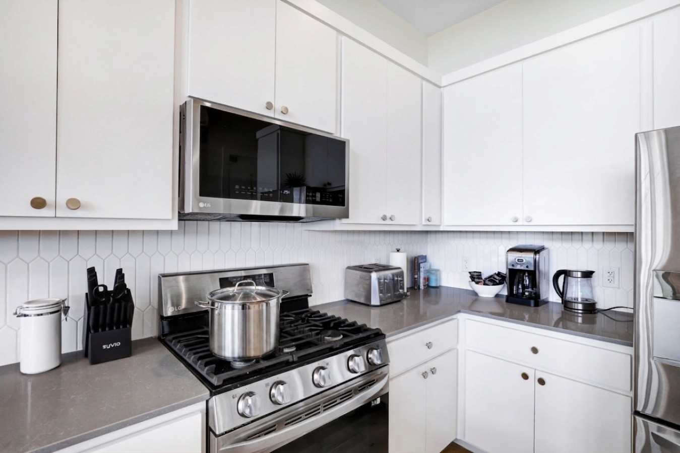 17-Oven-microwave-toaster-electric-kettle.jpg