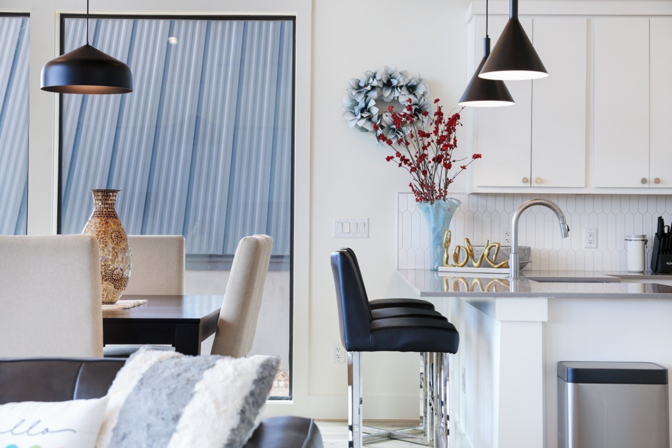 12-Dining-table-and-kitchen-close-up-3.jpg