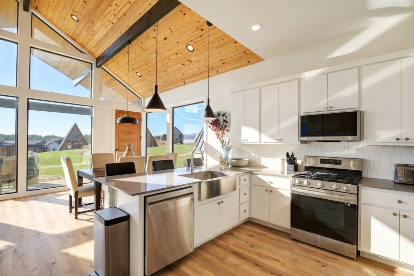 16-Kitchen-Facing-dining.jpg