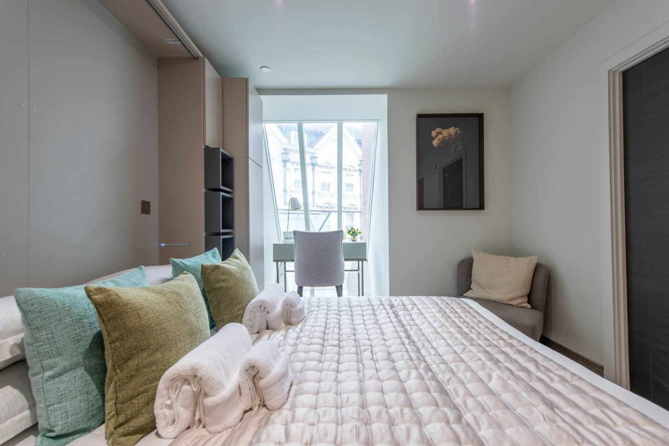 Sleek Central Reading Wide Studio Stay