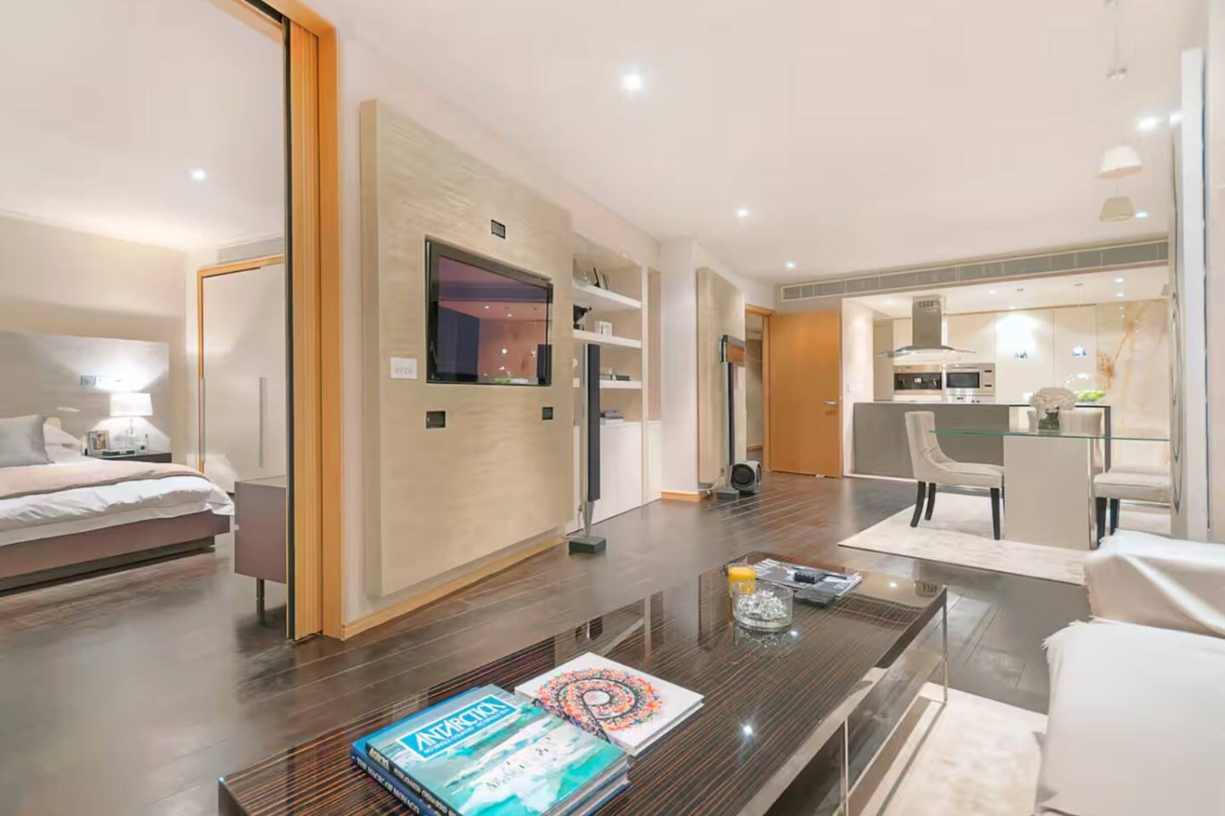 Canary Wharf City Haven Modern 2BR Escape