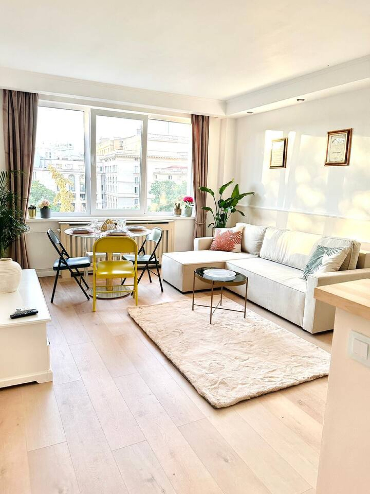 Serendipity I 1 BR apt near Sala Palatului
