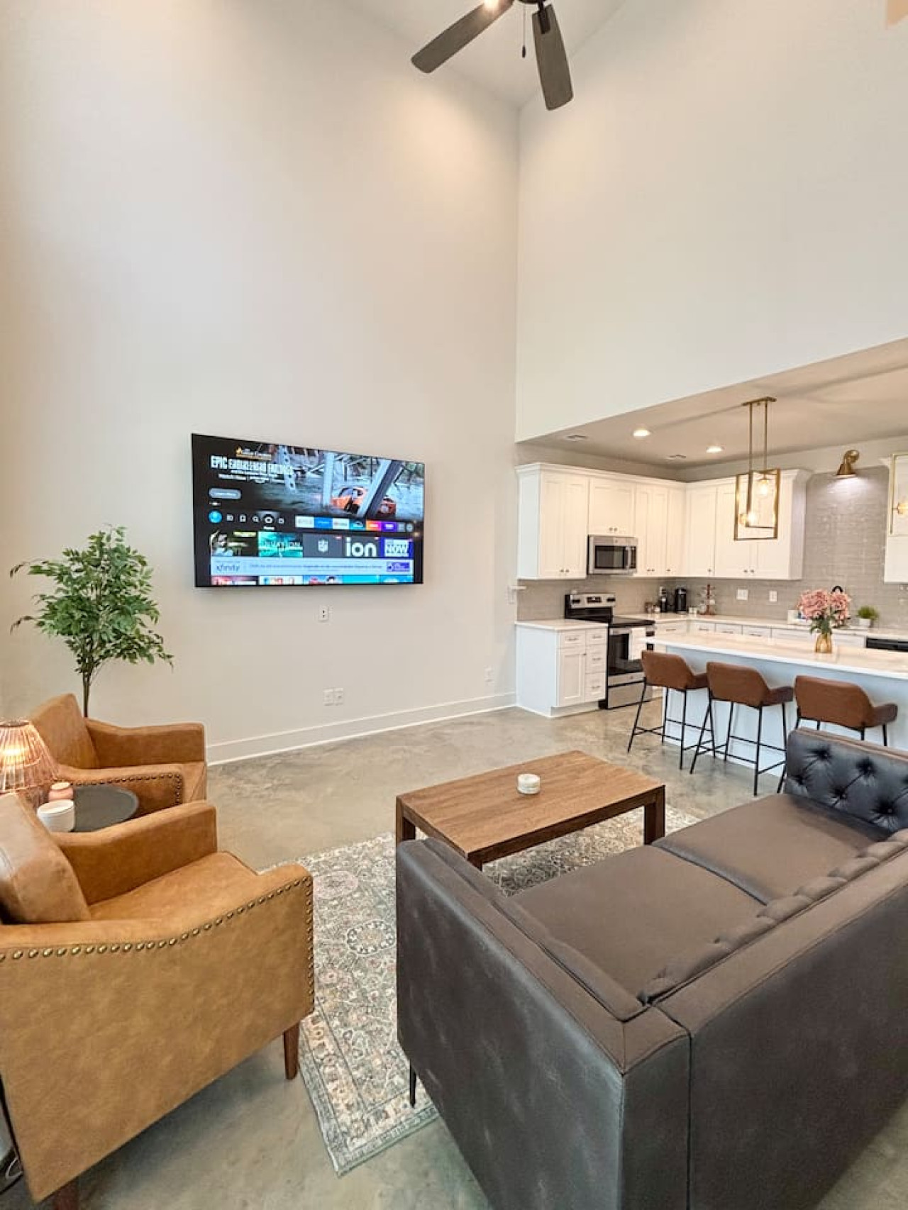 Brass House 85 Tv King Bed Garage Cajun Luxury - Lafayette, LA