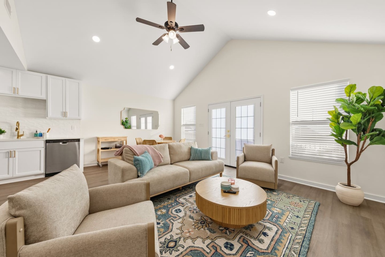 Royal Inn•king•cajun Luxury•fastwifi•new Const - Lafayette, LA
