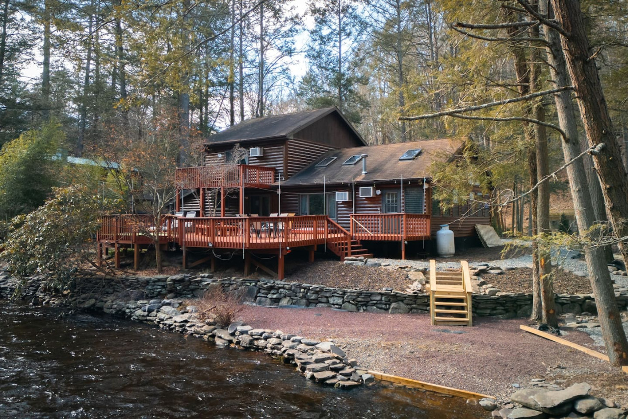 Heaven's Cabin At The Creek