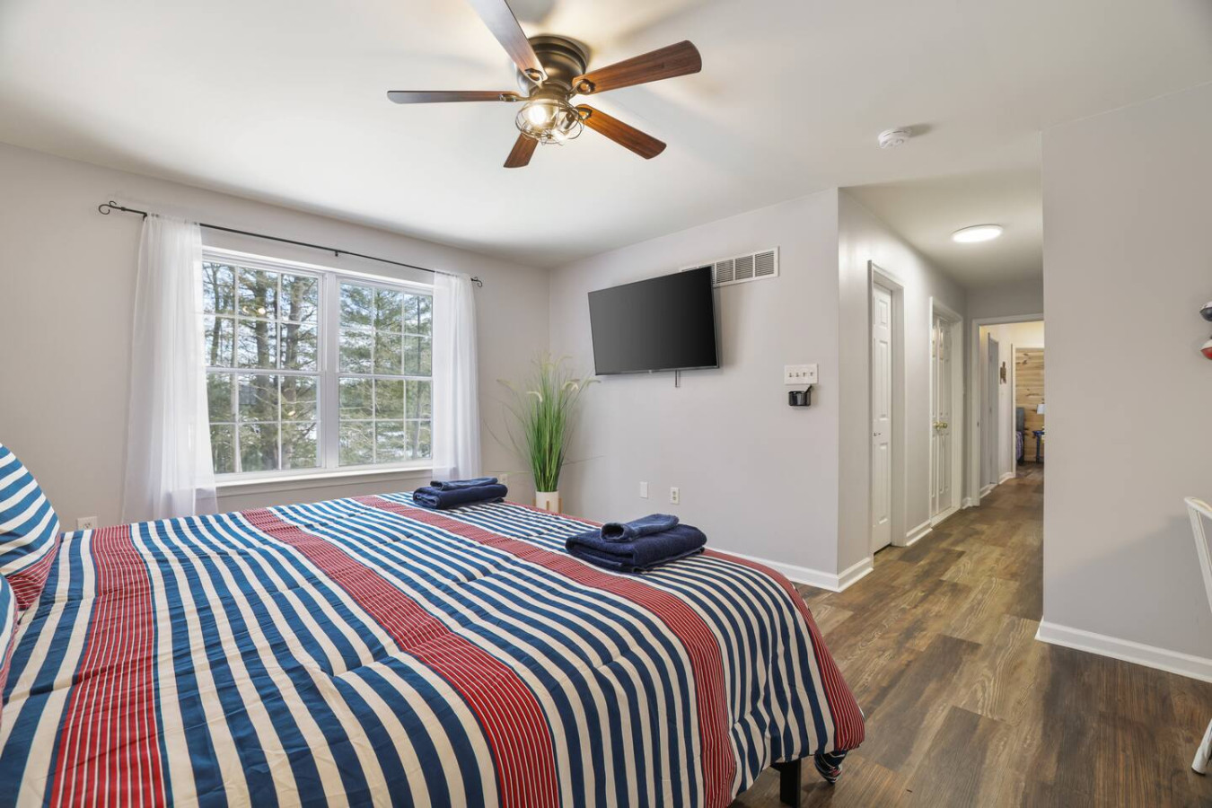 Lakefront Poconos 5BR | Hot Tub • Dock • Near Ski