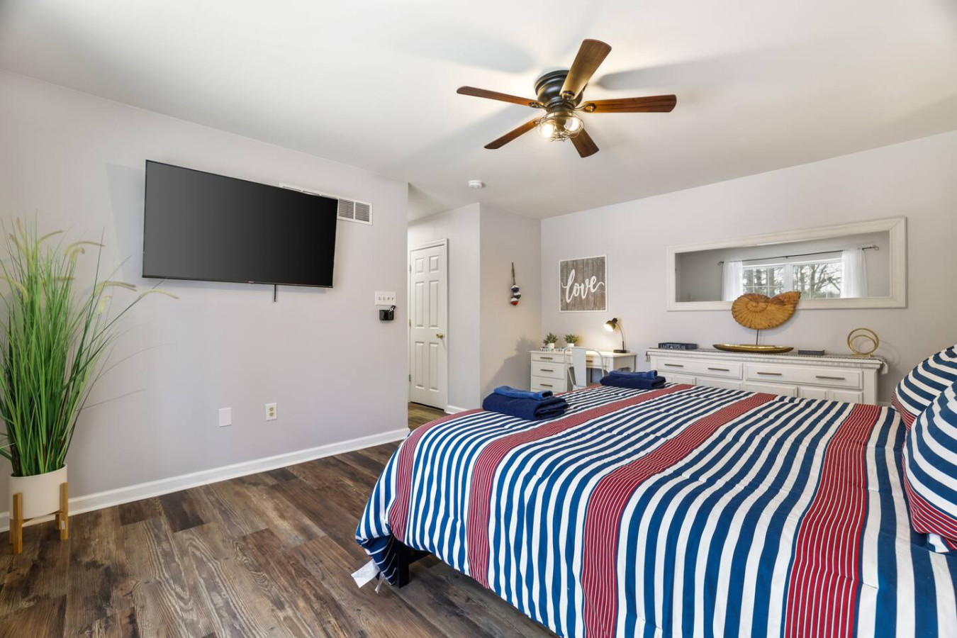 Lakefront Poconos 5BR | Hot Tub • Dock • Near Ski