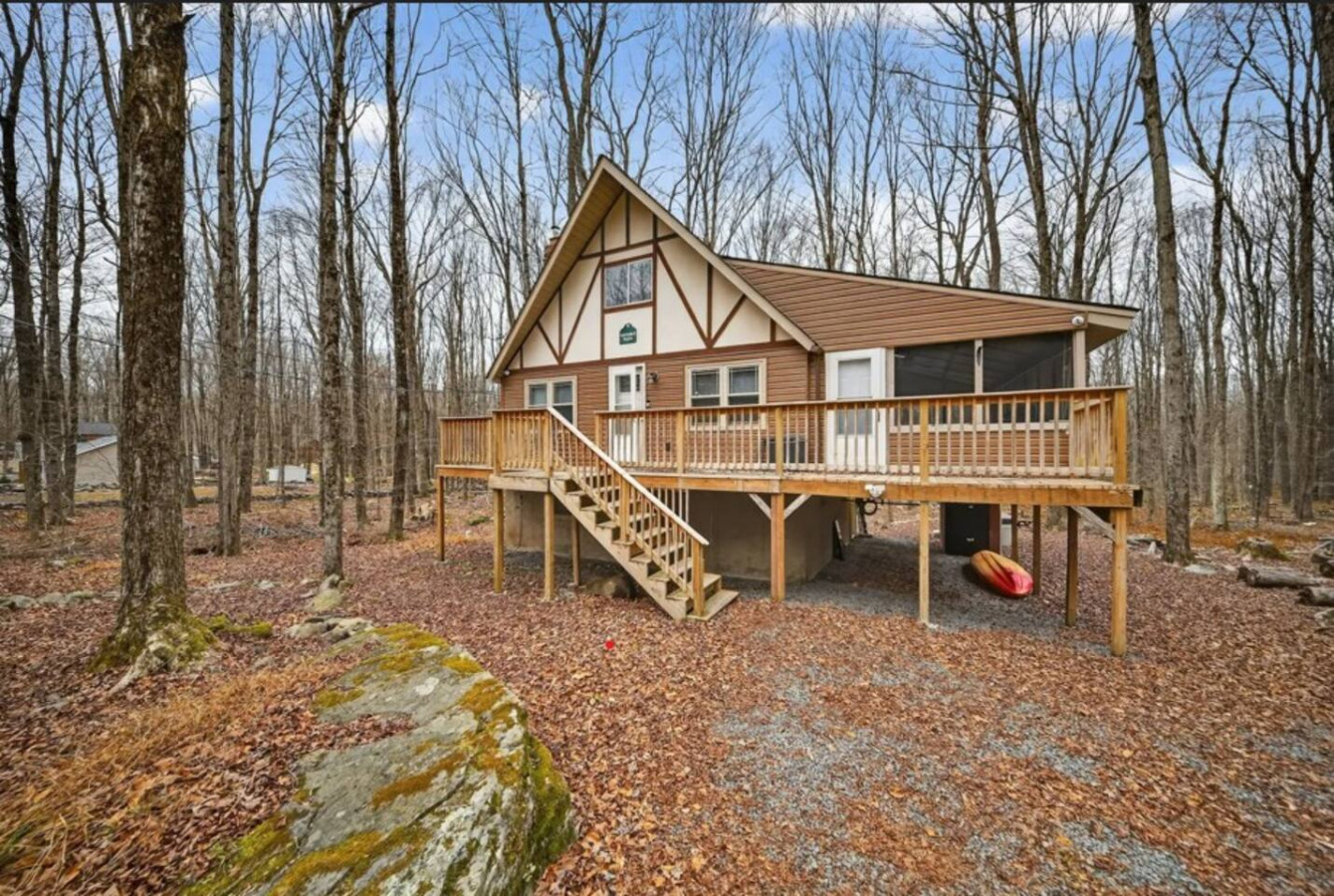 Cozy Pocono Chalet with hot tub