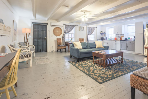 The Captain's Quarters - A Relaxing Nautical Abode