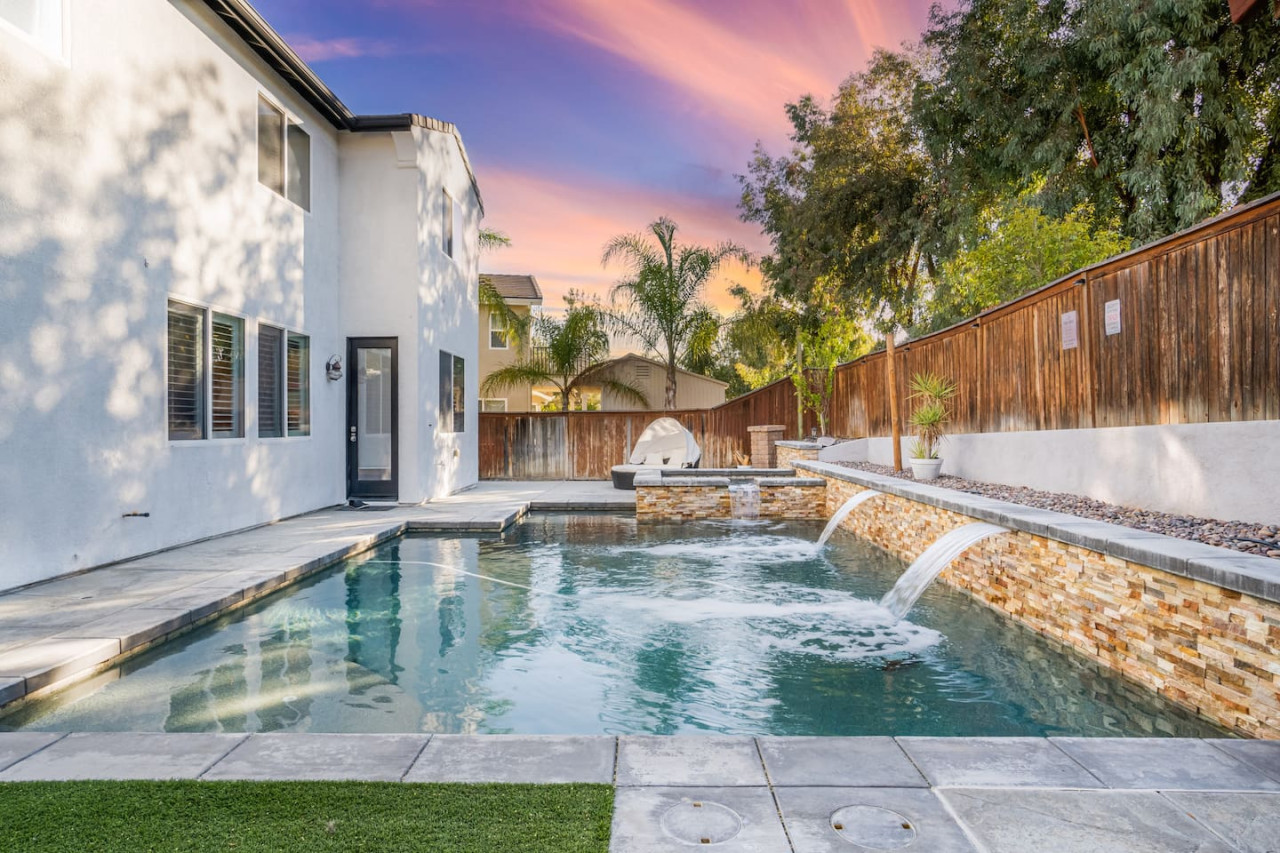 King Bed Temecula Getaway! Amazing Pool & Theatre - Murrieta, CA