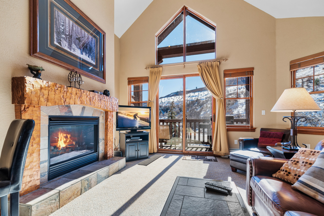 Cozy 3BD/2BA Brookside Condo in Avon