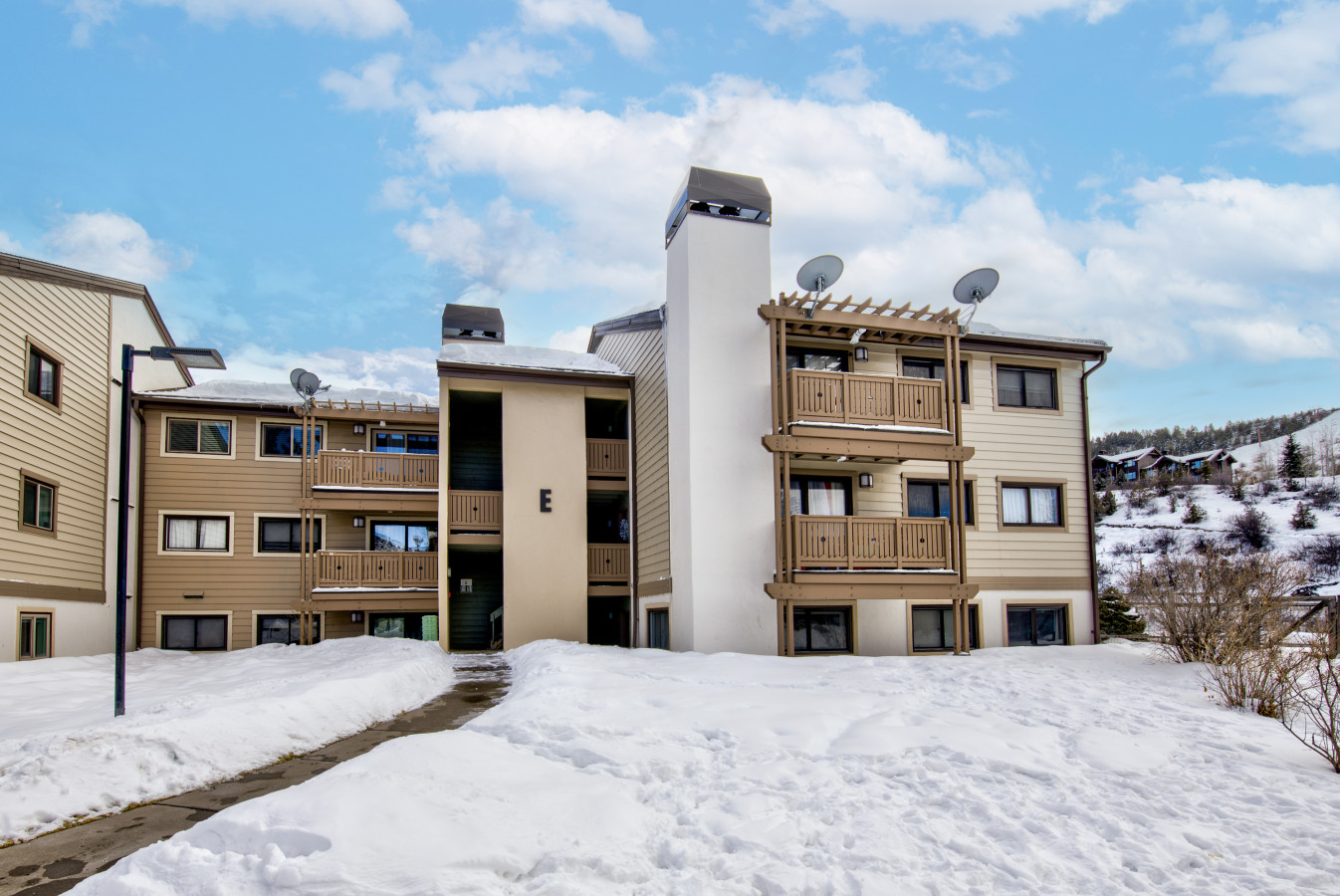 Newly Remodeled Condo Close to Lifts and Bus Stops