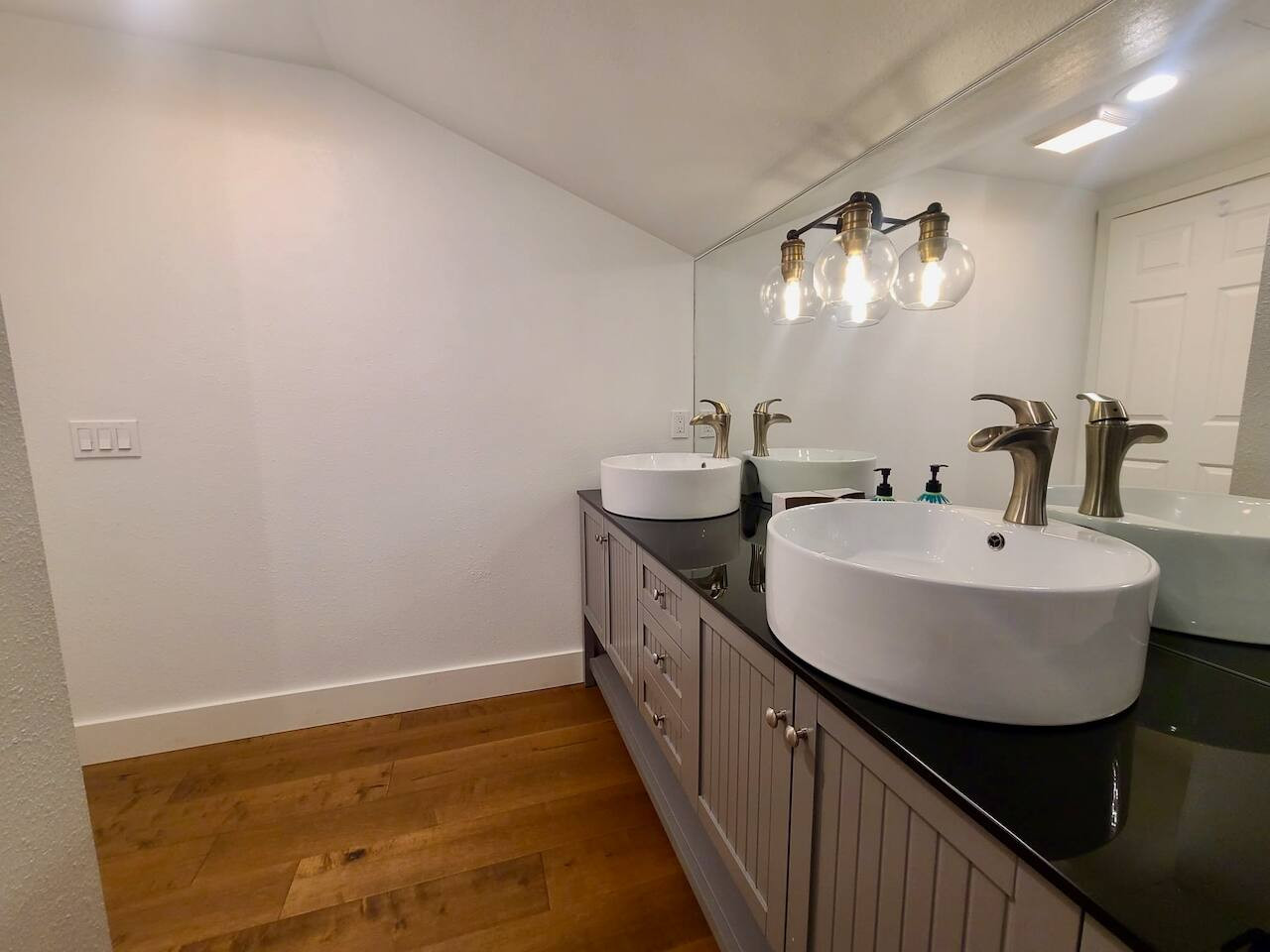 Lux Kirkland Home, 4 Beds | Large Backyard | BBQ