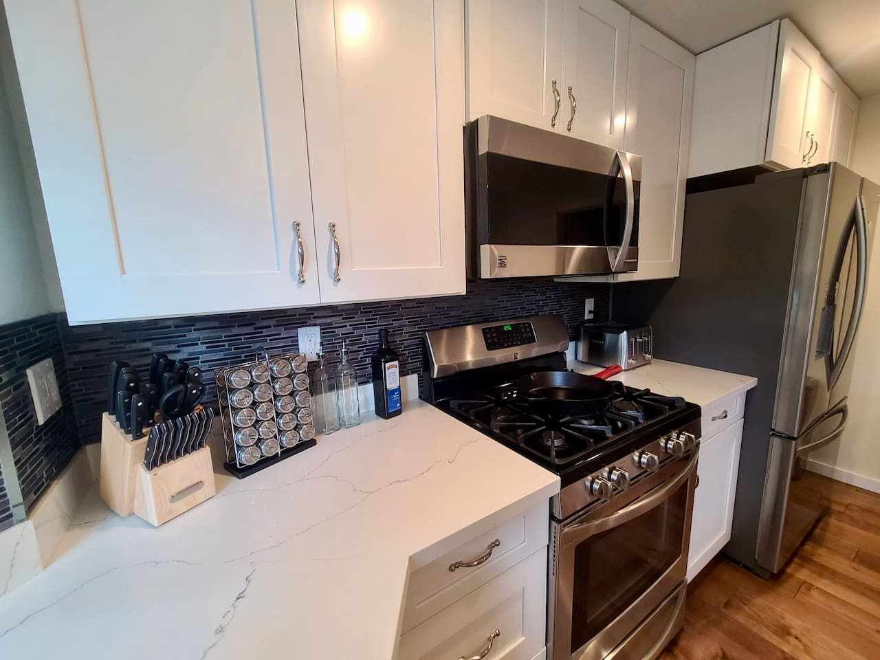 Lux Kirkland Home, 4 Beds | Large Backyard | BBQ