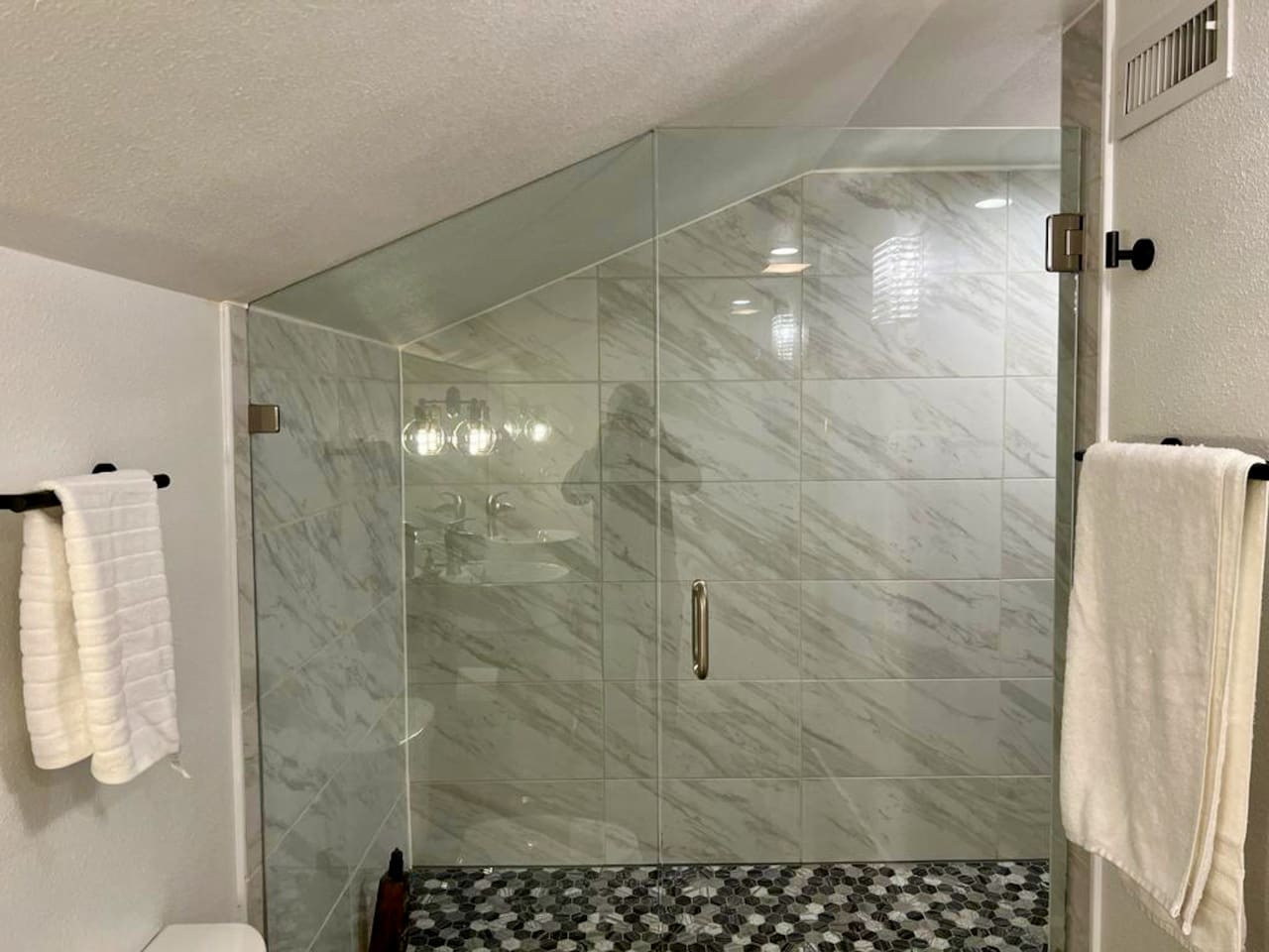 Lux Kirkland Home, 4 Beds | Large Backyard | BBQ