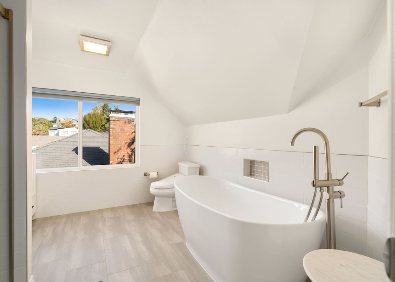 4 BR Luxury Craftsmen | Queen Anne | Family/Pet+