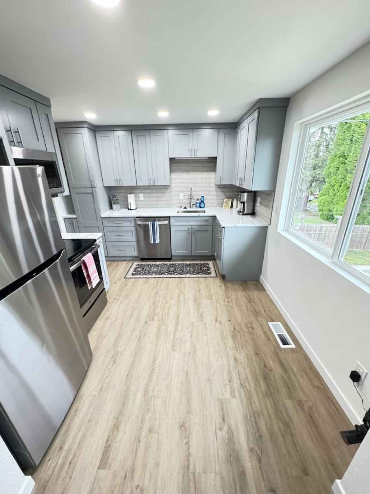 Burien MidCentury Lux | 4 Beds | 2 Mins to Airport