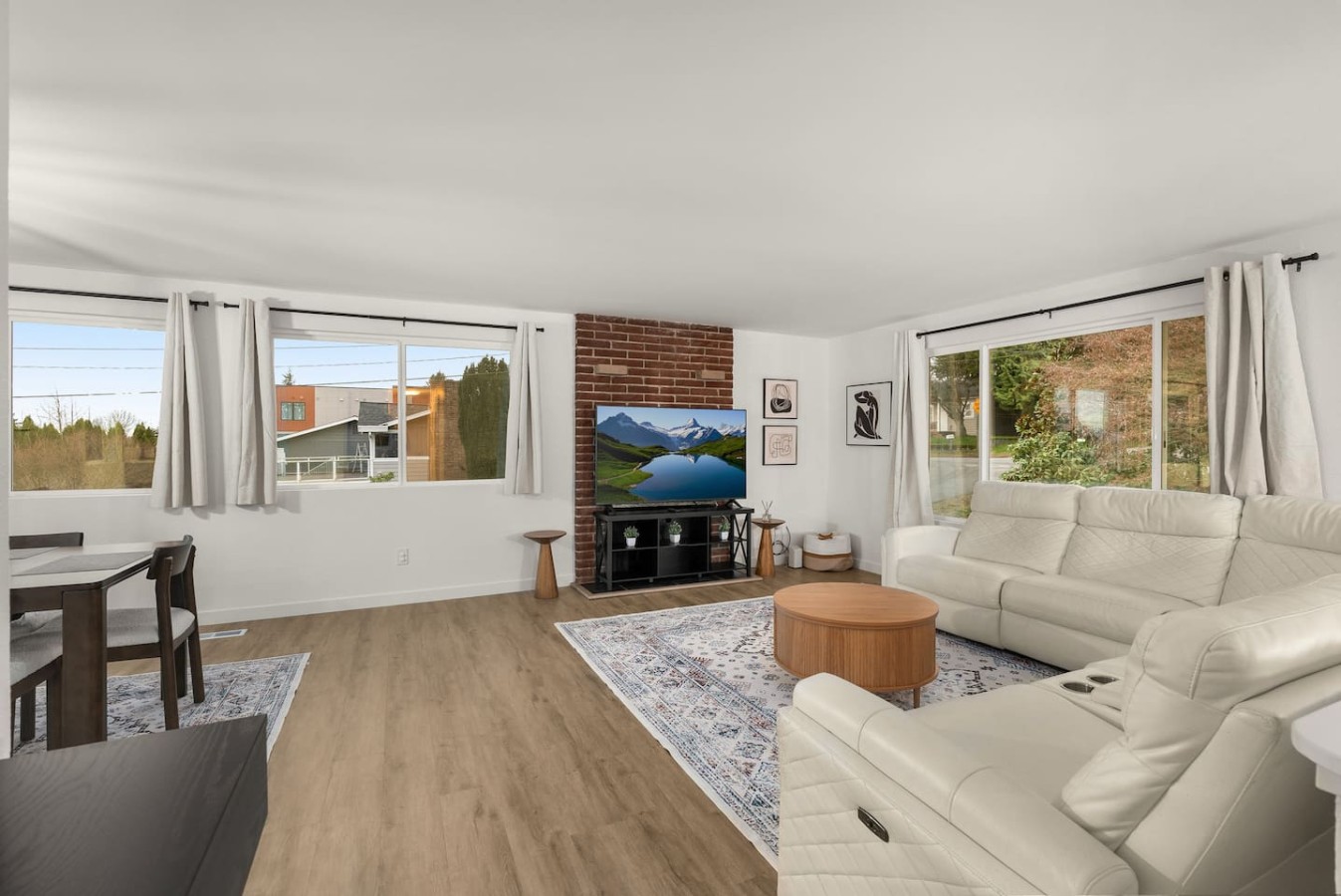 Burien MidCentury Lux | 6 Beds | 2 Mins to Airport
