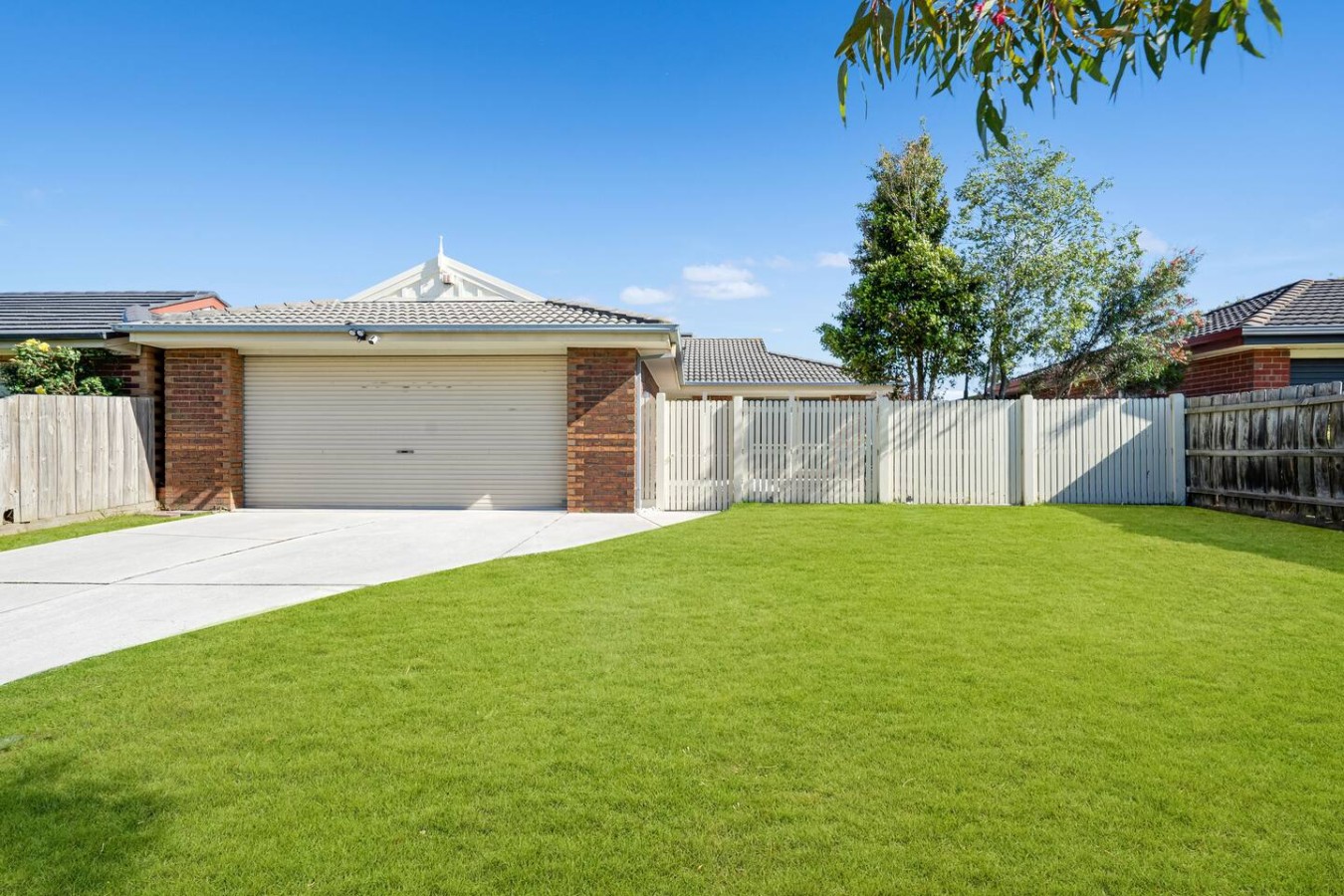 Relaxing Quiet 3BR Escape | BBQ & Alfresco Living in Pakenham, Melbourne