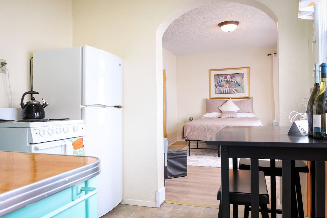 Charming Studio With Modern Amenities - Cozy Victorian Escape - Oregon