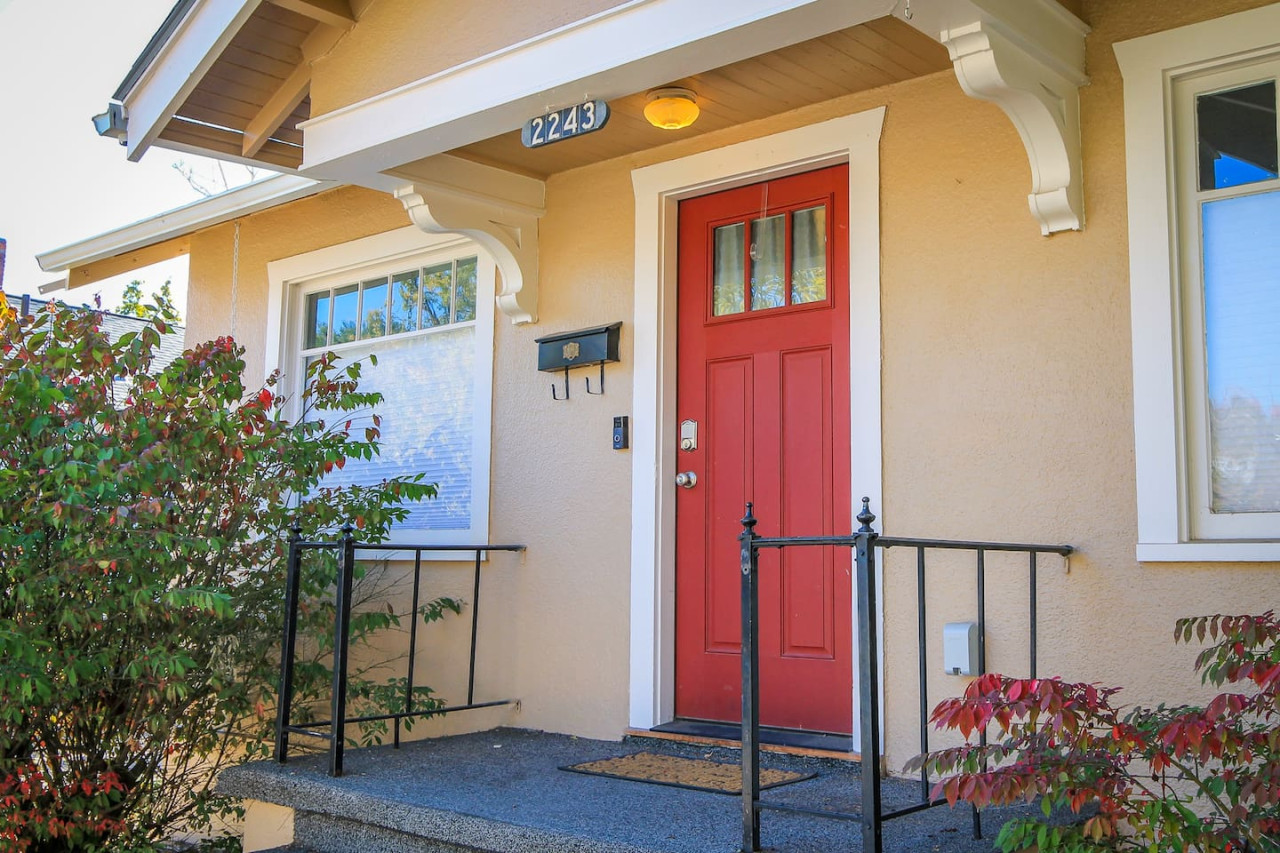 Charming Fenced Backyard And Cozy Interior - Delightful Bungalow Retreat - Baker City, OR