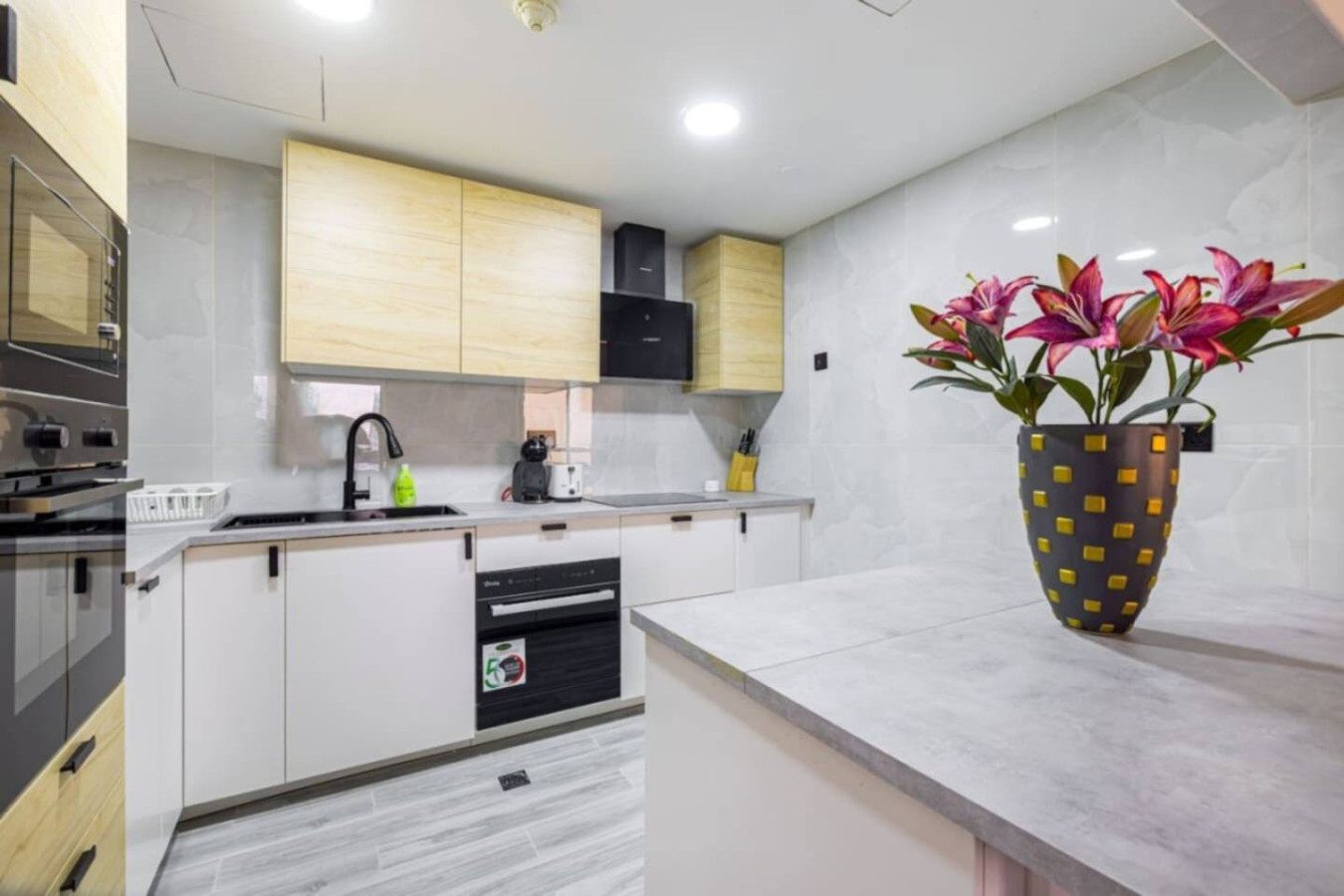 Upgraded 3BR with Jacuzzi at JBR image 9
