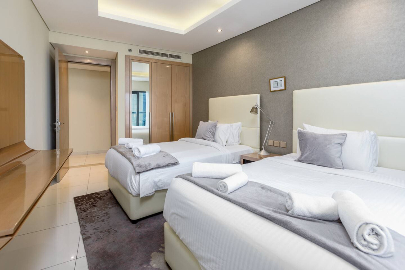 Elegant 2BR, 5 Min to Dubai Mall image 9