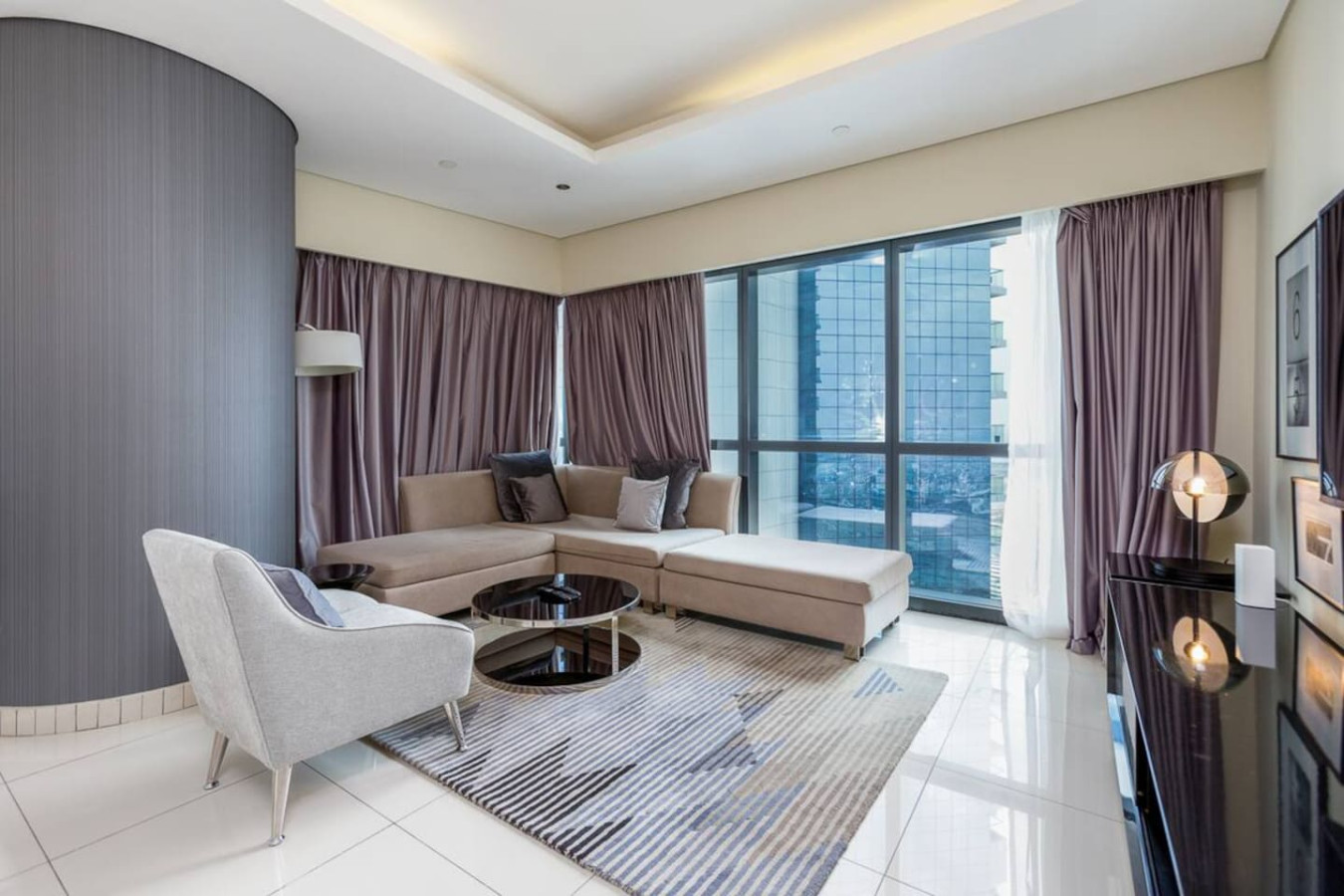 Elegant 2BR, 5 Min to Dubai Mall image 2